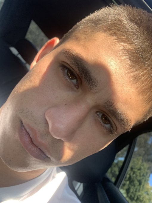 The face / The dick https://t.co/jErjkAGhsJ