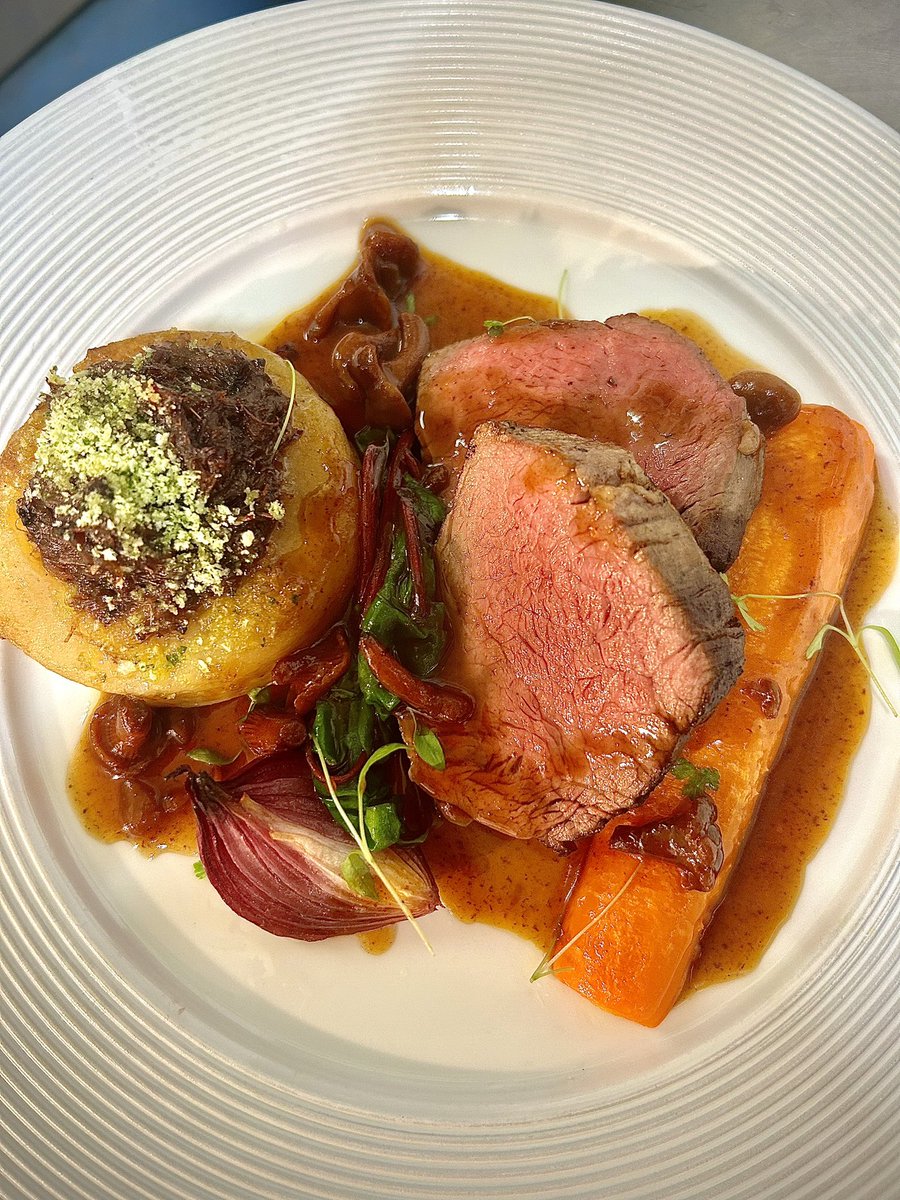 oliviercertain's tweet photo. Exmoor beef fillet, braised oxtail and fondant potato, glazed carrot, girolle jus @masonsknowstone @markdodsonchef https://t.co/sT2qDqjdwi