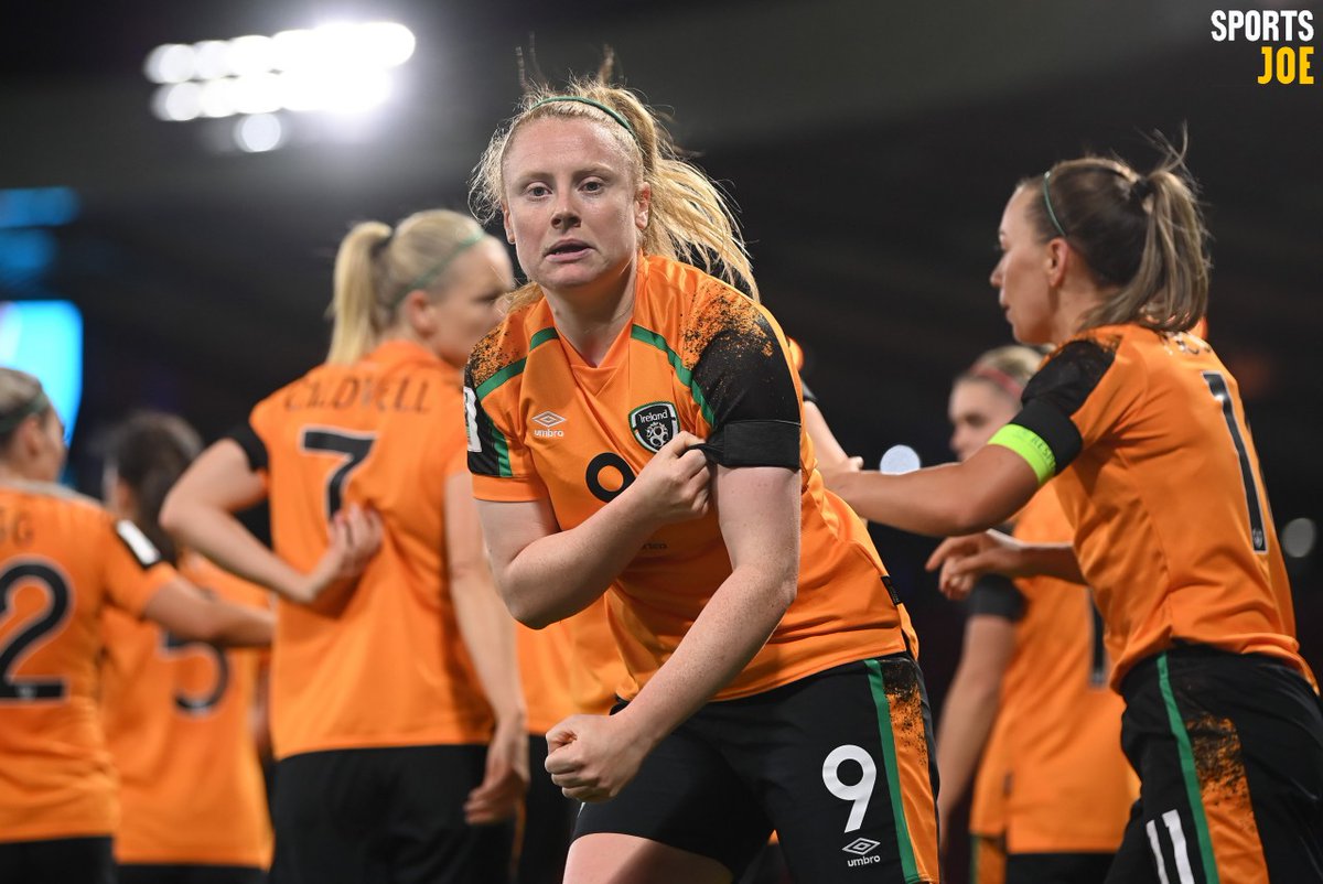 Amber Barrett - a proud Donegal woman - touches her black armband (worn in tribute to the Creeslough victims) after her crucial Ireland goal 💚💛

📸 <a href="/sportsfile/">sportsfile</a>