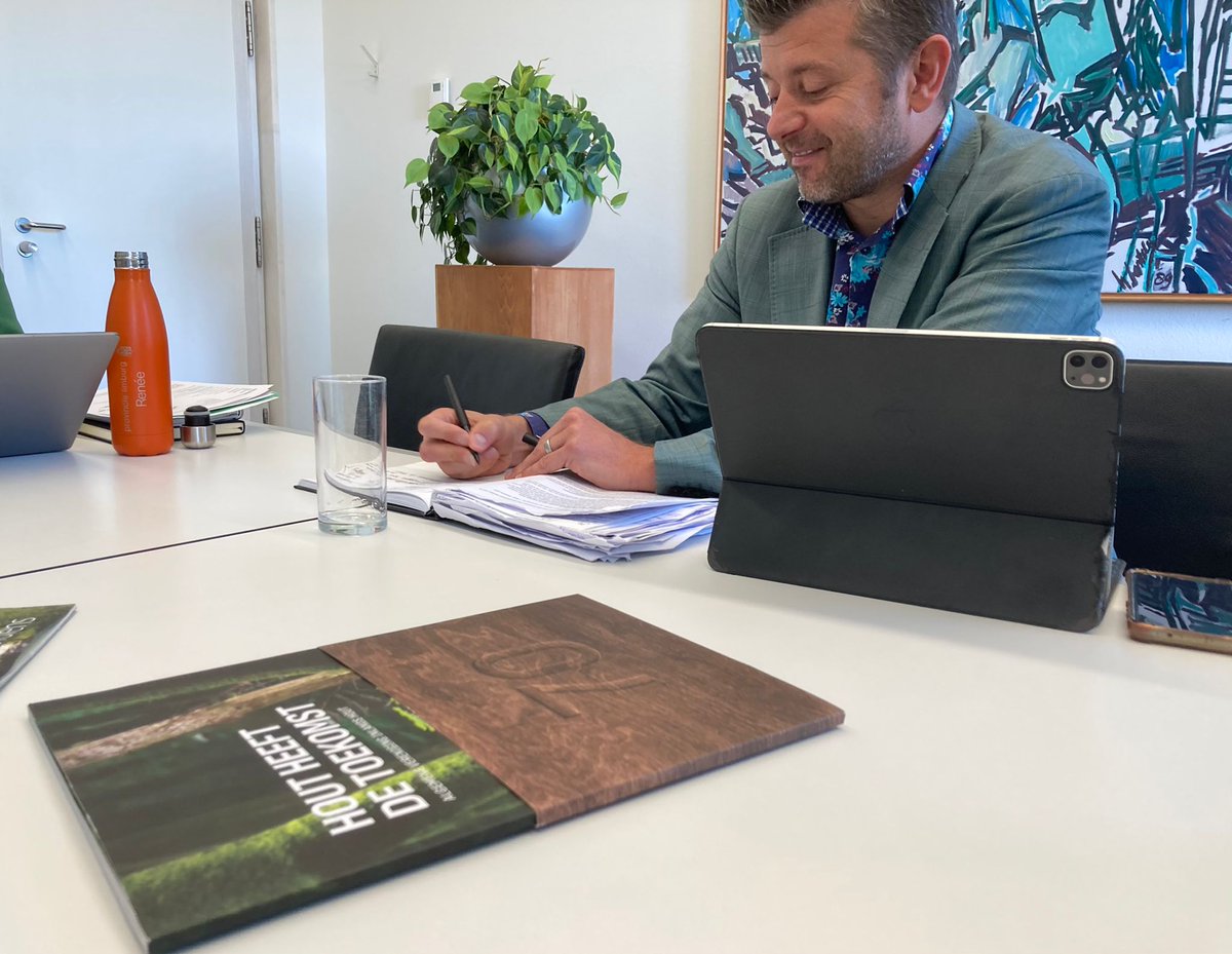 Geert_gabriels's tweet photo. Van interne overleggen over de bossenstrategie van @limburg "meer en gezonder bos" ga ik glimlachen! Belangrijk voor de toekomst. #bossen #biodiversiteit #natuurdichtbij #longenvandeaarde https://t.co/r9YgemjQmN