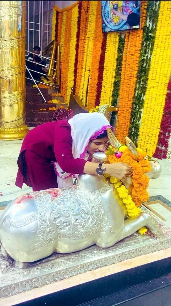 apnarajeevnigam's tweet photo. रुबिका लियाक़त ने मुस्लिमों को भी मंदिर जाने का रास्ता खोल दिया है.. अब कोई भी मुस्लिम सच्चे दिल से मंदिर भी जा सकता है.. अब किसी दल, किसी सभा, किसी परिषद को कोई आपत्ति नहीं है.. ऐसी ही सहिष्णुता कायम रहे.. जय हो https://t.co/ABZyvsfYrv