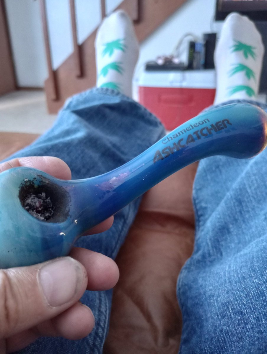 PNWcannabisclub's tweet photo. 60+ hours a week and my only day off in 2weeks. Ya it's time to smoke a fat bowl and chill with a movie🤪
#spreadlove #StonerFam #Mmemberville #potnotpills #hempheals https://t.co/J603AUkt3J