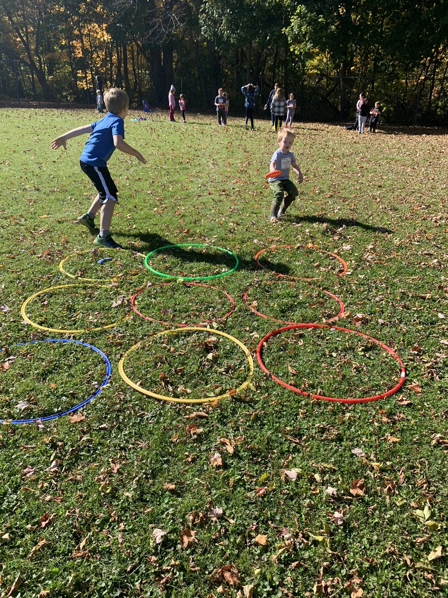CentralRCDSB's tweet photo. What a beautiful day for our Terry Fox event!  Thanks to our wonderful teachers for organizing the play day and run, and to the @RenfrewWolves players who were able to join us! #RCDSB #communitypartners #runforterry https://t.co/4Ti0NDrypi