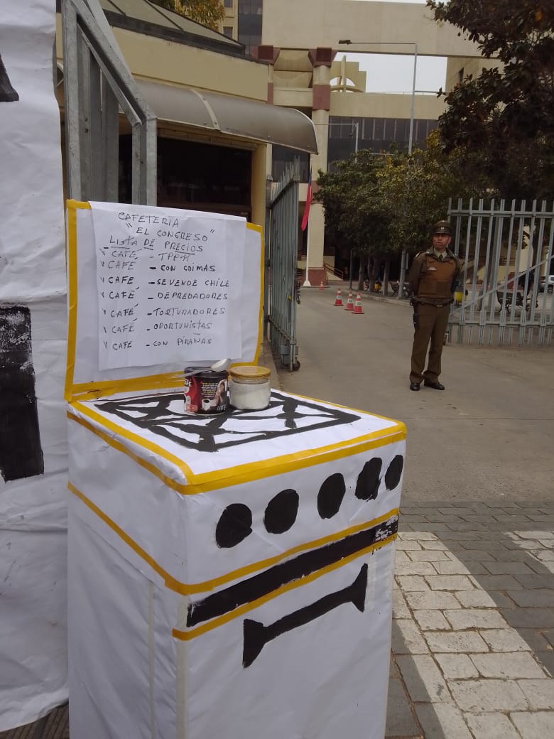 FranFDroguett's tweet photo. En las afueras del Congreso como MAT a la espera del resultado de la votación en torno al TPP11.

#chaotpp11 
#noaltpp11 https://t.co/GKkL6NlA56