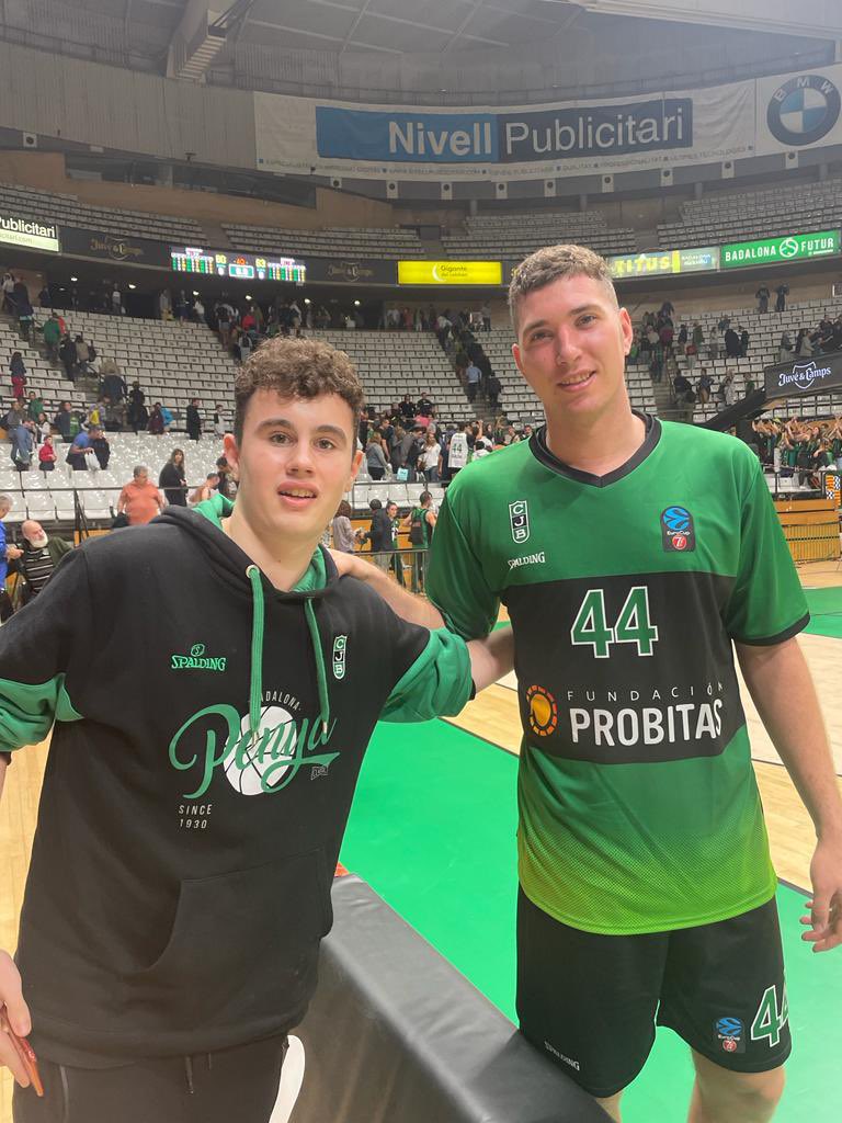 Novelas_Eric's tweet photo. En el dia d'avui he viscut una experiència inoblidable. Gràcies a @penya1930 i @juveycamps per les entrades del sorteig de les llotja pista una gran experiència. I per acabar el dia m'he portat un últim regal del millor jugador @joelparralopez3 ets un crack. https://t.co/7yJkh678vu
