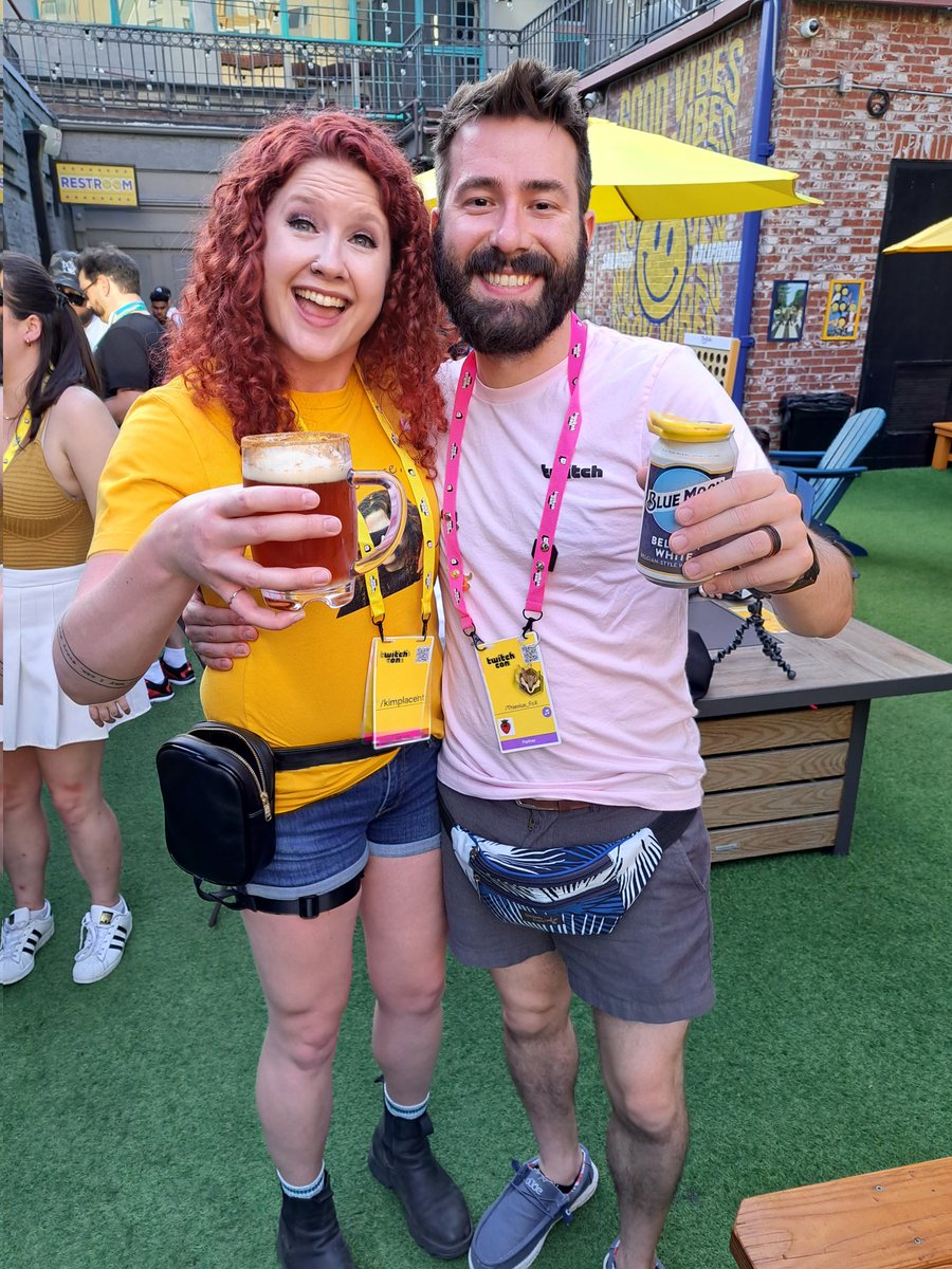 kimplacent's tweet photo. I got to go to twitchcon and meet some pretty awesome people this past weekend! Thanks for the great time, new friends! #TwitchCon2022  #ihardlyevertweetsothisisprobablylacking https://t.co/ghdsC4ZJRG