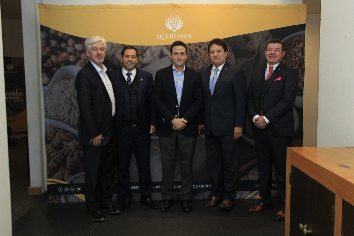 abugaberjose's tweet photo. Conversamos con José Luis Fuentes Pochat, presidente de @CANIMOLT;  @LuisCervera, presidente de @ILCereales, y @carlosotegui. Nos acompaña el tesorero de la @CONCAMIN, @EduardoRmzLeal. https://t.co/LBOzT9Cog9