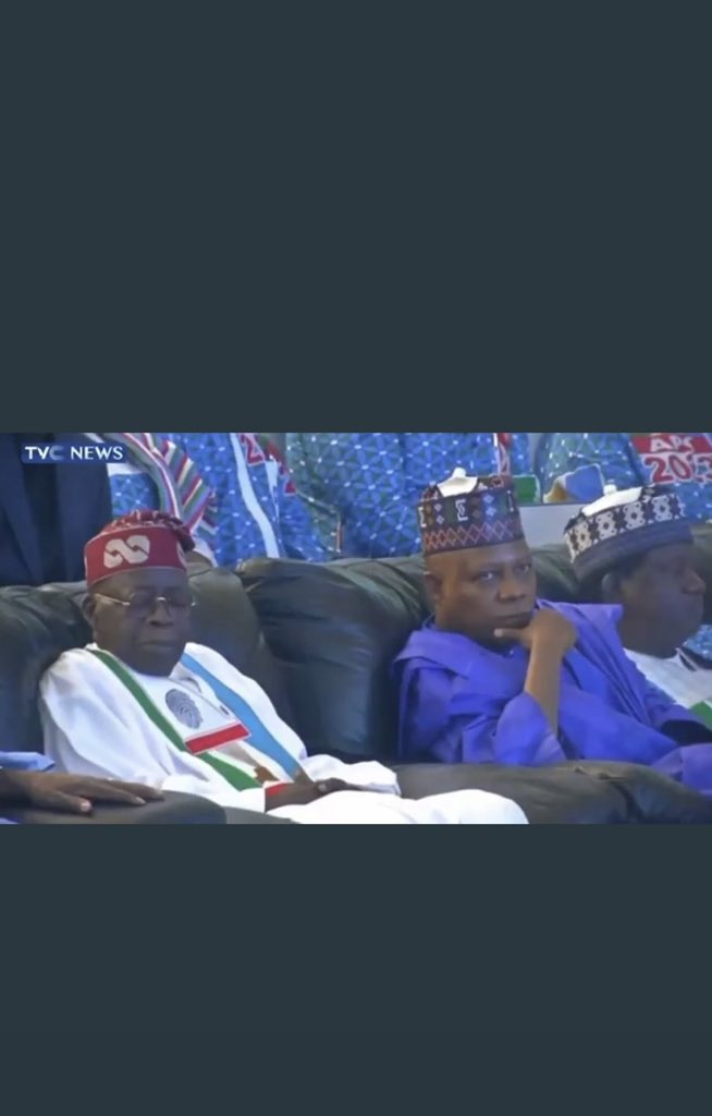 VictorIsrael_'s tweet photo. Dem organise APC campaign launching for this one, e still go there go sleep. Where Tinubu can not sleep does not exist. You can cheat nature. When you are old, you are old Abeg 😂😂😂😂 https://t.co/T20IRp0pVp