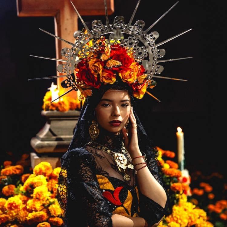 Ángela Aguilar cerrará el desfile de Día de Muertos en el Zócalo de la CDMX!

Así es angelit@s Ángels interpretará algunas canciones legendarias muy acordes al Día de Muertos.

Esto será el sábado 29 de octubre y obvio se espera que esté a  reventar el Zócalo, no falten!!!