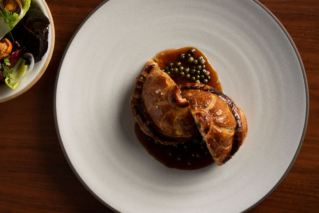 Foie Gras and Duck Pie with chanterelles and vin jaune
.
#manhatta #manhattanyc #foiegras #nyceats #fidirestaurants #duckpie #fallflavors #nycrestaurants #grubstreet 📸: <a href="/lizclayman/">liz clayman photo</a>