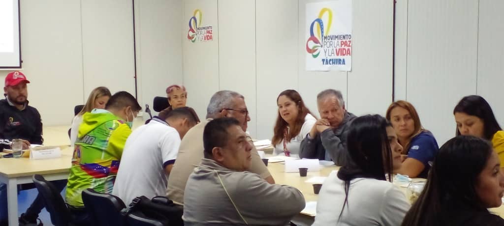 Enmarcado en la gestión del Pdte <a href="/NicolasMaduro/">Nicolás Maduro</a> y el Gobernador <a href="/FreddyBernal/">Freddy Bernal</a> 
la Directora de Zona Educativa Táchira <a href="/Berzabethg1/">Berzabethgandicaoficial</a> participa en  #encuentro del gabinete político de gestión social  dirigido por <a href="/KaremDeBernal/">Karem Durán de Bernal</a>   <a href="/ZORAIDAPARRA3/">Zoraida Parra</a>   
🔺Gimnasio Vertical de Puente Real