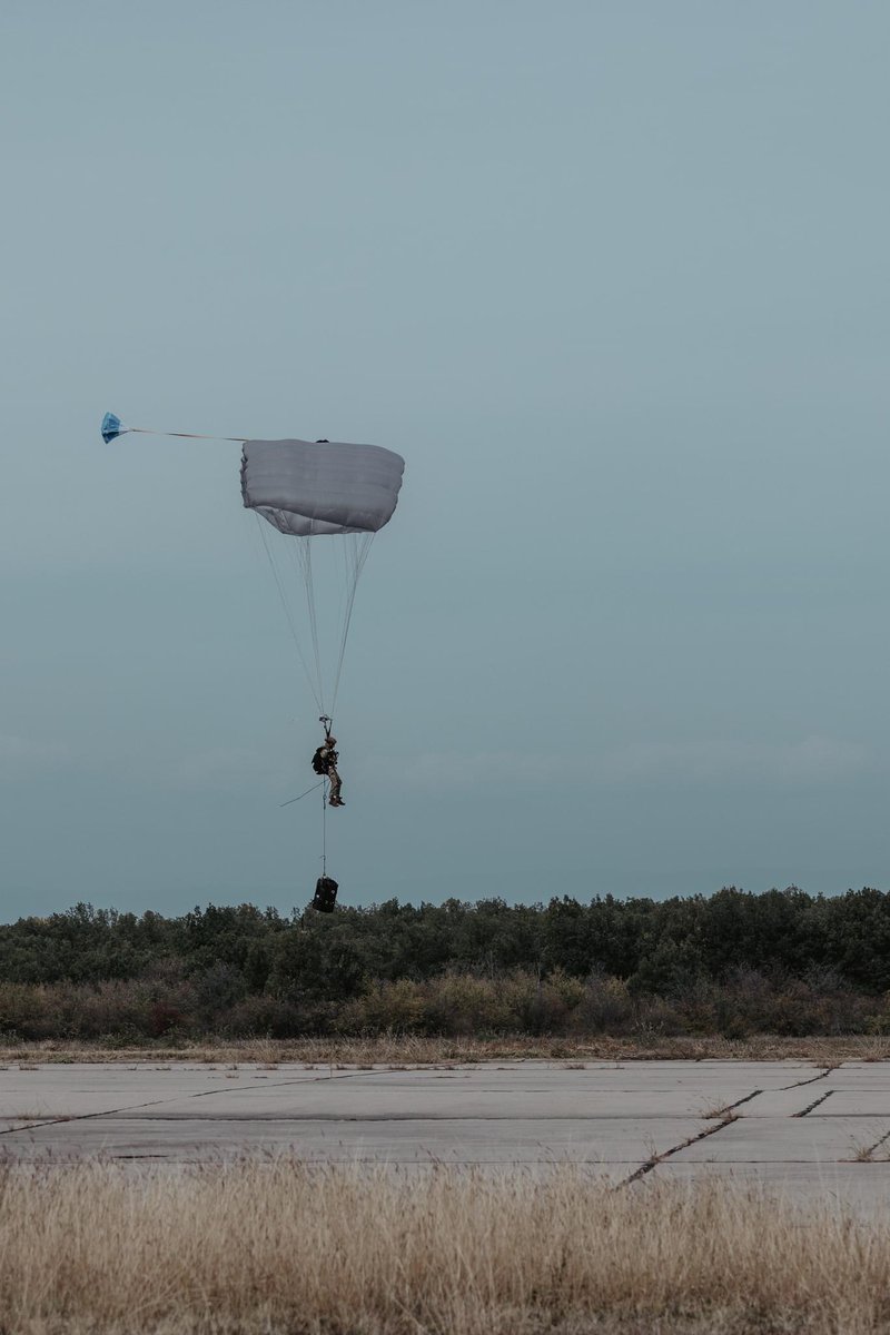 Een unieke sprong voor de pathfinders van @11Luchtmobiel: missie voorbereiding, coördinatie en het beladen van de C-130 in Eindhoven, aansluitend vier uur lang vliegen naar Bulgarije, in de lucht infitten en gereedmaken om vervolgens van grote hoogte te springen.