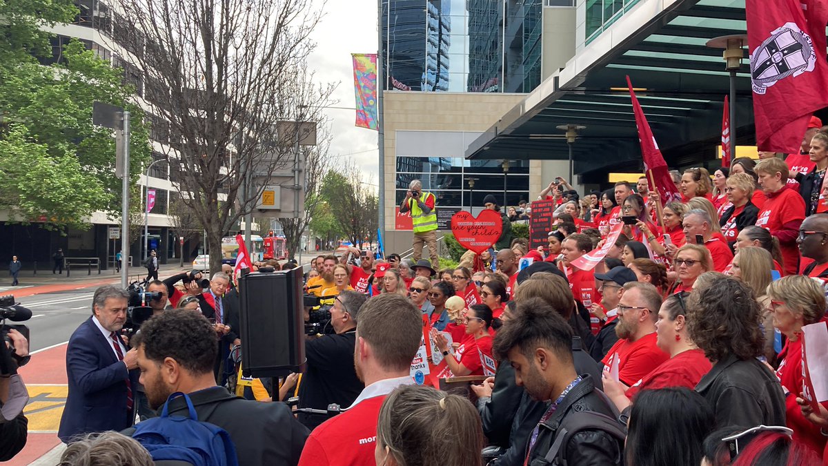 President @AGavrielatos  has welcomed the hundreds of teachers from across western Sydney who have gathered at the IRC to protest the <a href="/Dom_Perrottet/">Dominic Perrottet</a> gov’s real wage cut and failure to act on crippling workloads. #MoreThanThanks