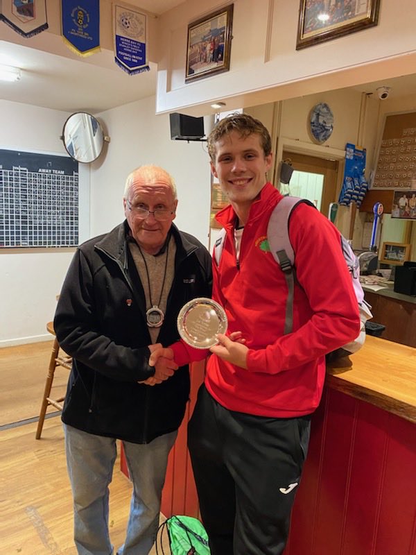 ShortwoodUtdFC's tweet image. ⁦@JoeTryner⁩ made his 100th appearance for the Wood Saturday and ⁦@JimCunneen⁩ presents him with a salver to commemorate it.. well done Joe