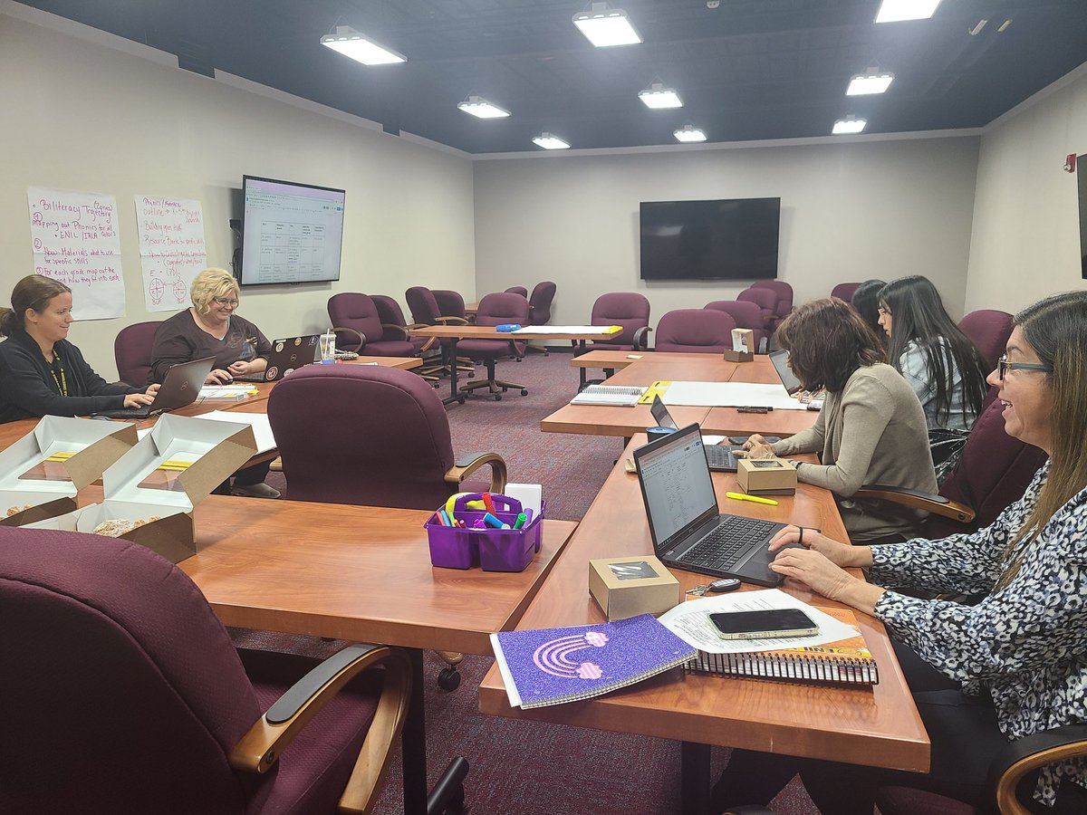 Guategirl1122's tweet photo. Dual teachers did a fantastic job today outlining the phonics and fonetica using the IRLA and ENIL from American Reading Company. Laying the groundwork to help our commitee get started on making crosslinguistic transfer during phonics instruction. #Biliteracy https://t.co/yDHTTcnJBb