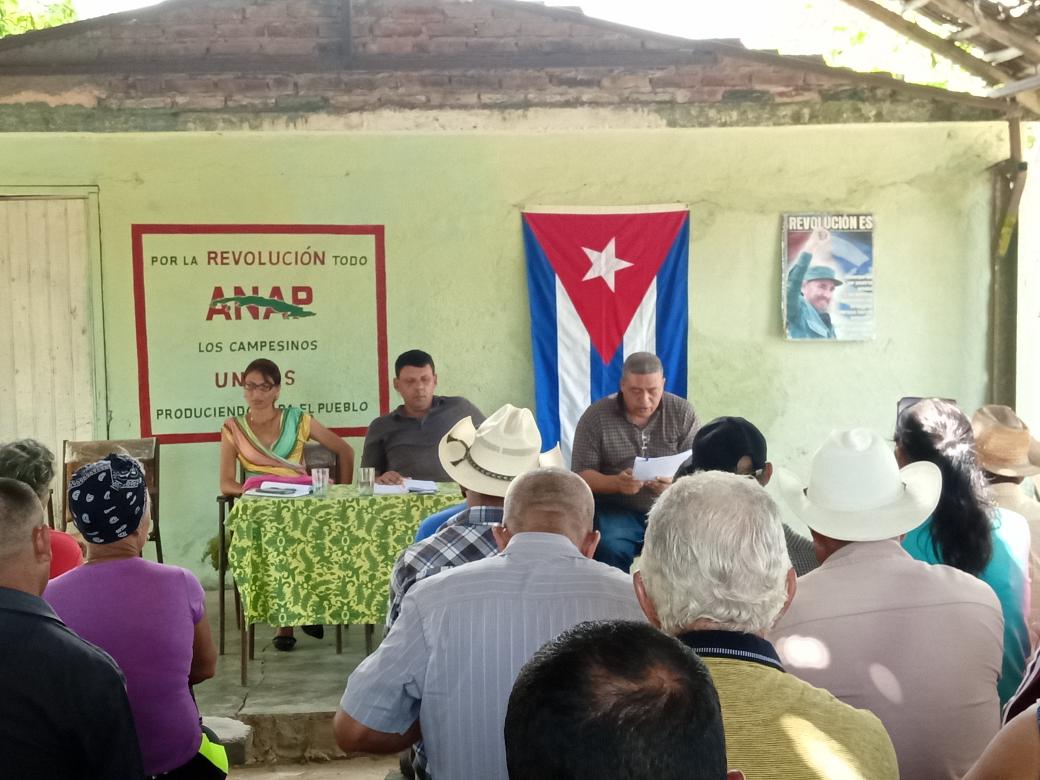 walfrido_cutino's tweet photo. 🇨🇺Fortalecer la #Unidad y el #Compomiso para defender la #RevolucionCubana fue el llamado realizado por las autoridades del Partido y el Gobierno en el consejo popular #9VillaNueva 🇨🇺 https://t.co/TBAS1CqL5M
