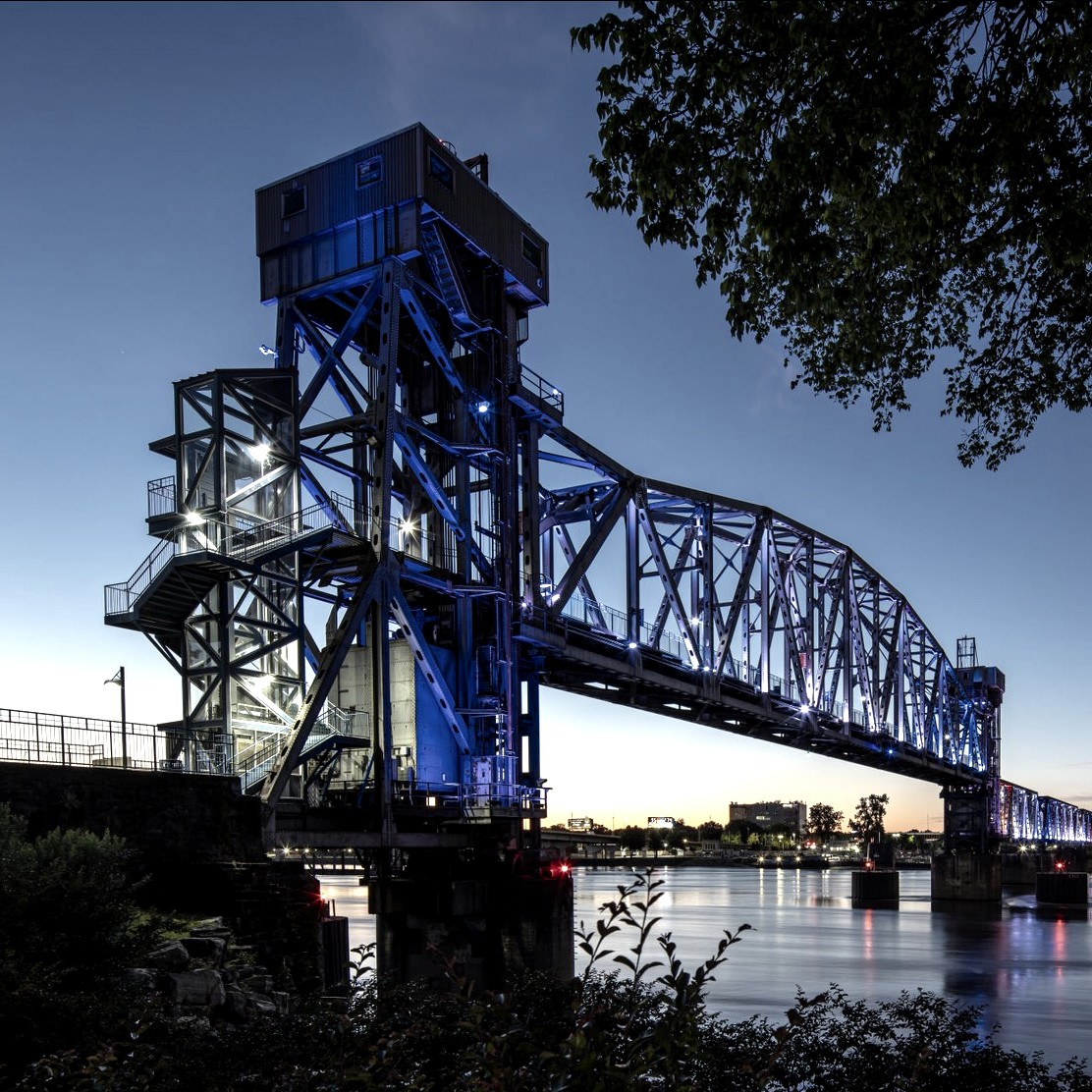 Tonight, enjoy a range of beautiful powder blues 👥 representing the @HighEdWeb in celebration of this week's HighEdWeb 2022 Annual Conference hosted in Little Rock!

#HEWeb22 #bridges #riverlights #rivermarket #LRRiverMarket #RiverMarketLR #exploreLR #BigOnLittleRock #LittleRock