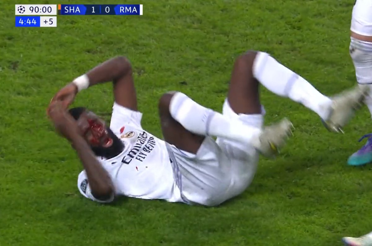 RMCsport's tweet photo. 💥 Incroyable Rüdiger ! Le défenseur du Real s'est arraché pour offrir le but de la qualif' au Real à la 95e contre le Shakhtar, sortant de son duel avec le gardein adverse Trubin le visage complètement ensanglanté ! https://t.co/qCAR1PRLSx