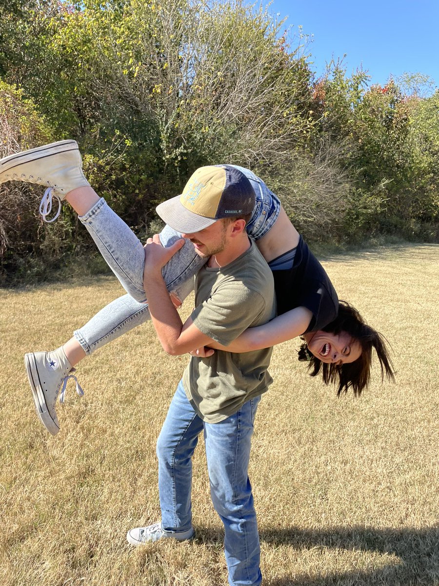 “Hey babe you should pick me up for the photo”
…..😂😂😂. The photo