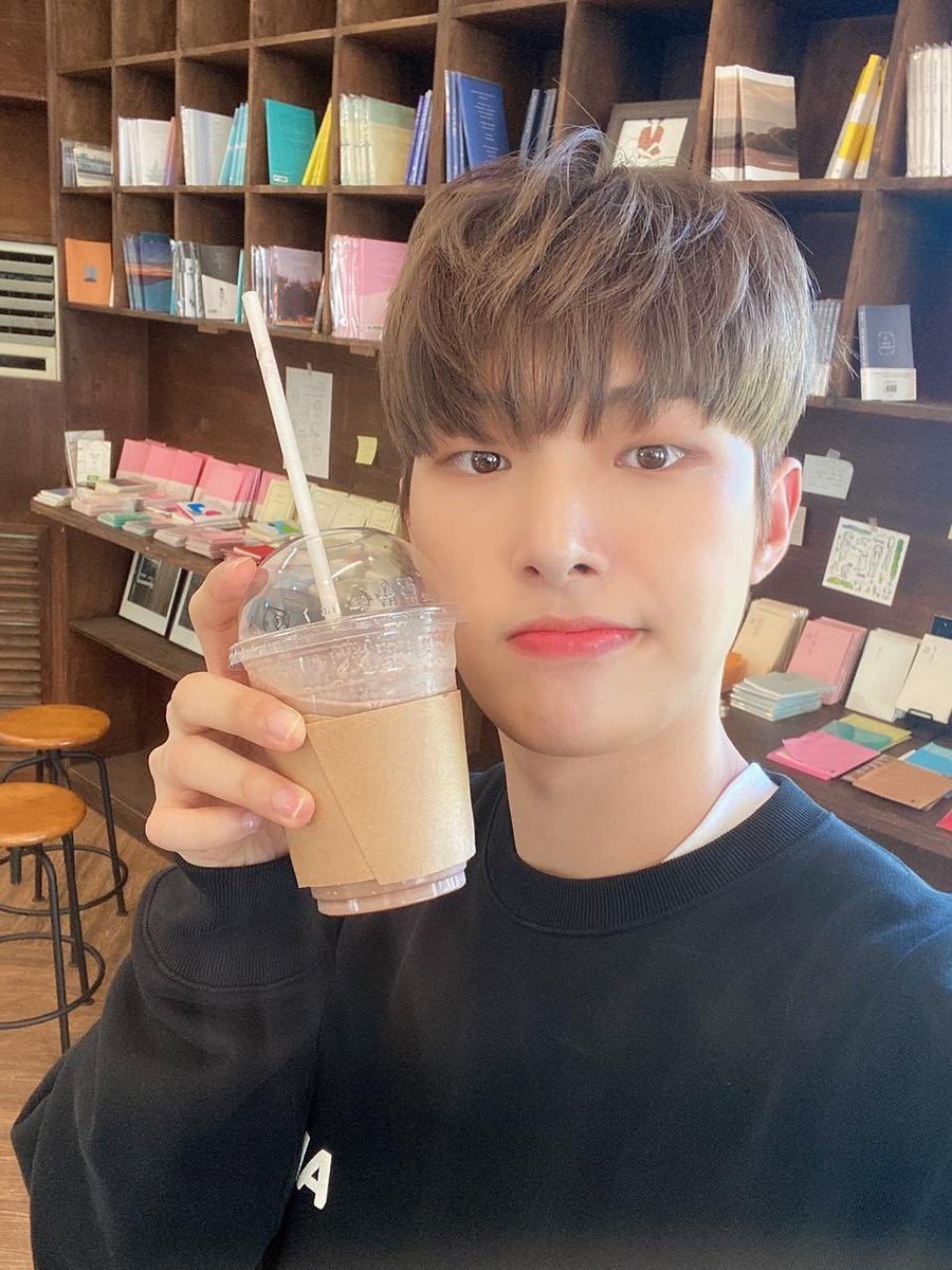 Cat_Love_Tiger's tweet photo. Днём она отличница,а ночью клофелинщица
6/8
#KPOP #ATEEZ #MINGI https://t.co/TXDxIqmfy5