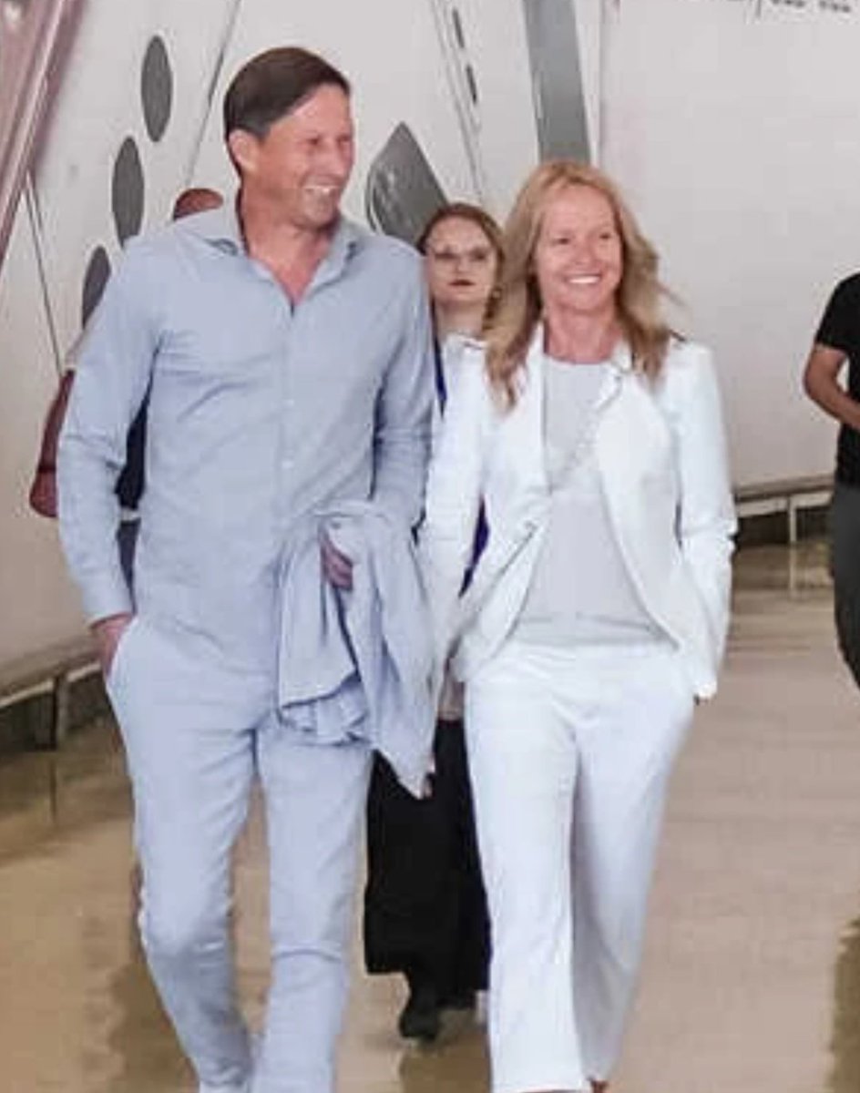Mulher de Roger Schmidt e penso ser o filho a vibrar no meio da bancada com os Benfiquistas. 🦅❤️