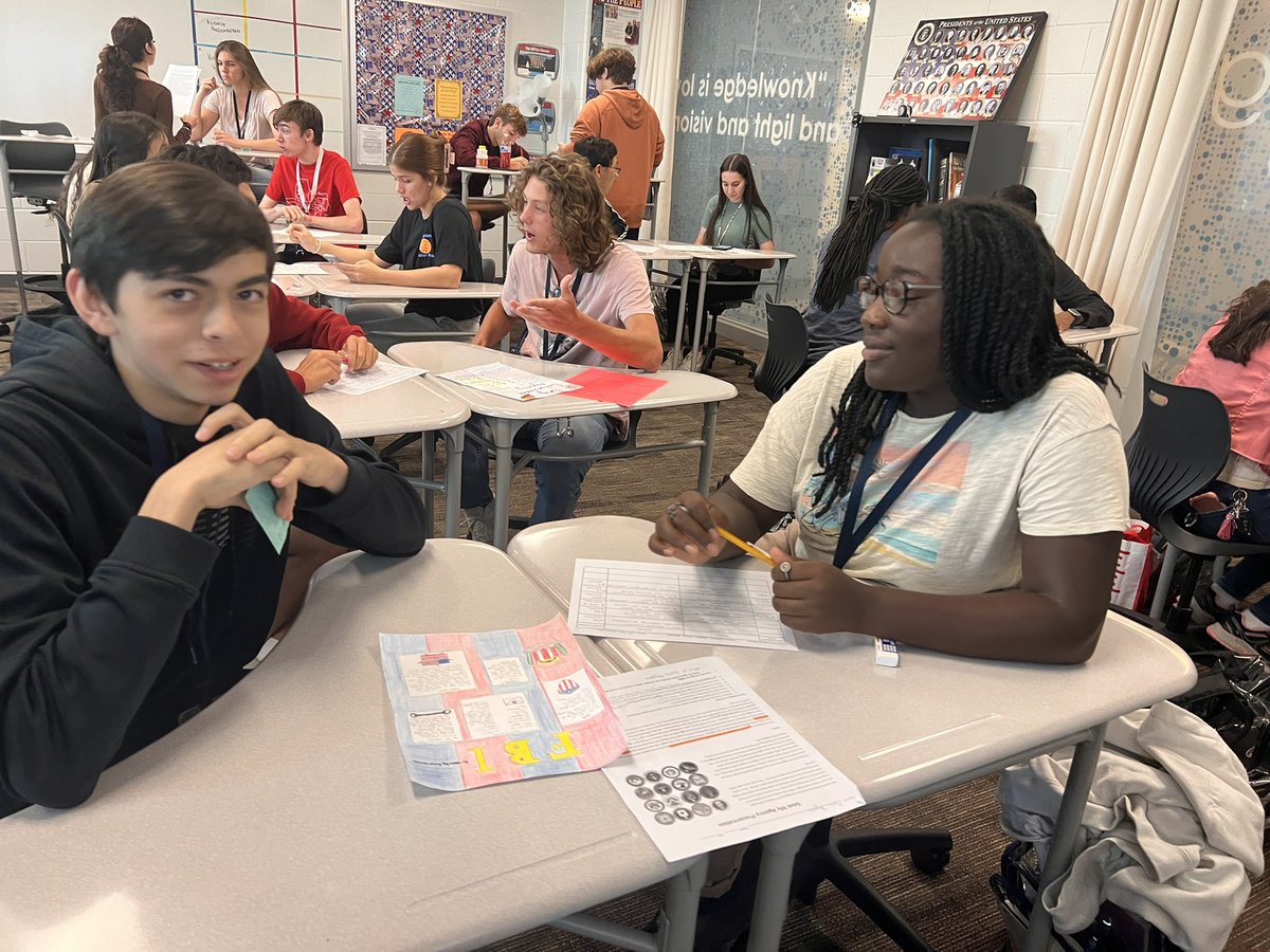 BHSocialStudies's tweet photo. #apgov students are discussing their different Government Agencies with their well drawn One Pagers. @SatterfieldBHS #bridgelandbest https://t.co/xQnqSunfHd