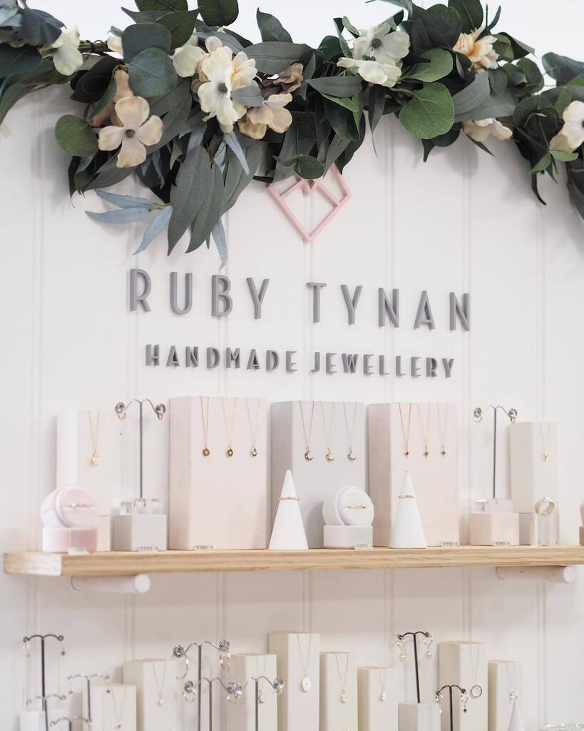 RubyTJewellery's tweet image. Thank you to everyone who visited the @fabulousplaces Autumn Market at @peakshoppingvillage last weekend! It was the perfect way to kick off my winter events 👌🏻 thank you to the best stall buds a girl could ask for @darwinandgray &amp;amp; @lyonandfeather 🤍 … instagr.am/p/CjljxY_sCPG/