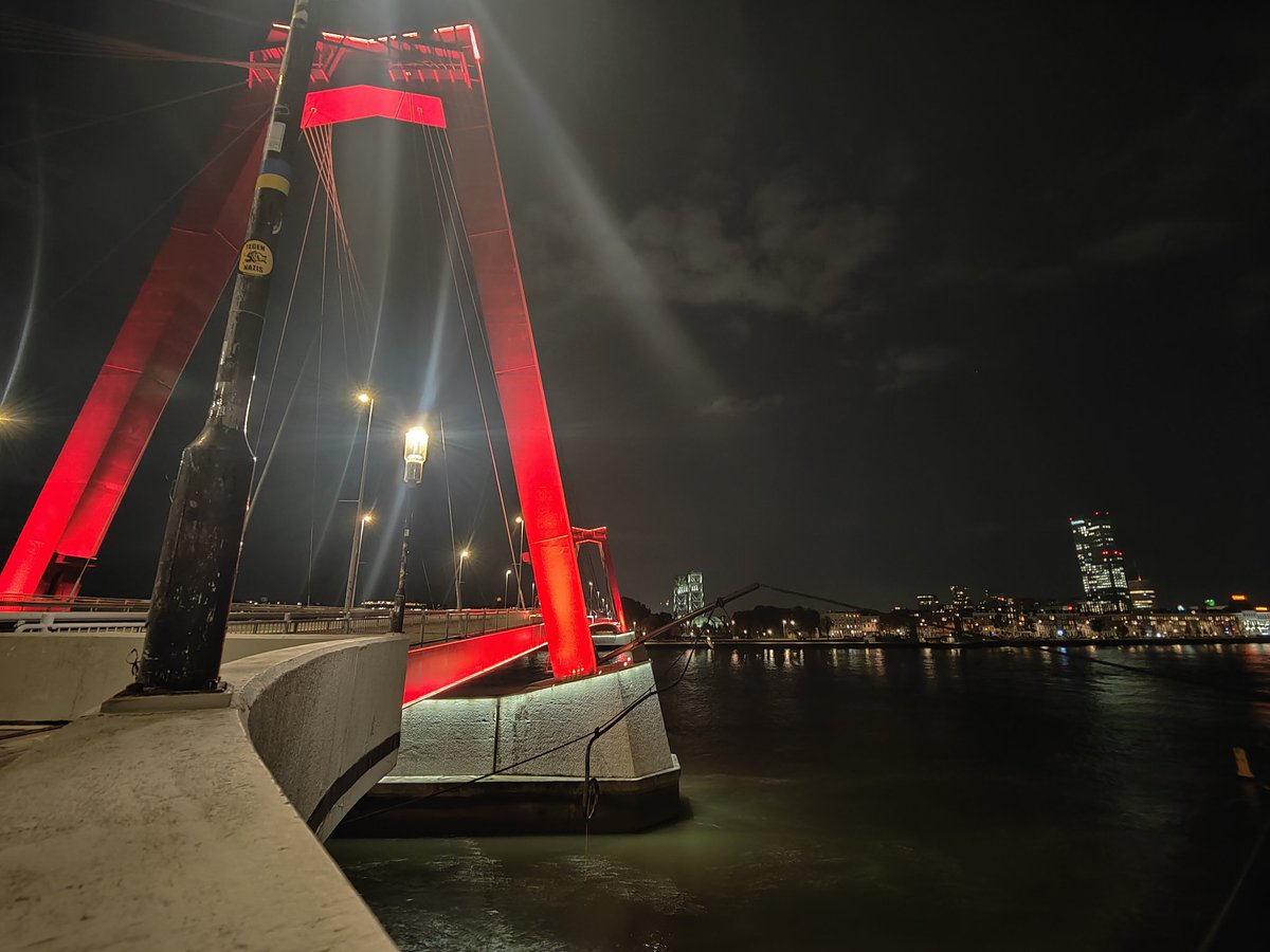 Lo3ksky's tweet photo. #rotterdam #willemsbrug https://t.co/qWdYKP81pt