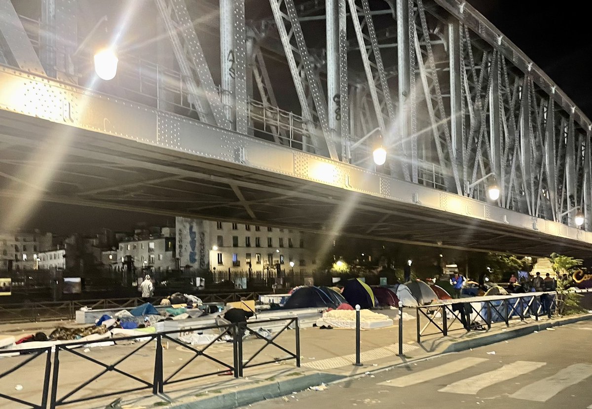Fr_Bechieau's tweet photo. Ce soir, dans le 18e Arrt de #Paris, triste constat d’une société qui va mal et d’un pouvoir qui ne fait rien ! Un accueil digne et humain pour tous, une juste prise en charge médico-sociale des usagers de #drogues, c’est pour quand Ms les ministres @GDarmanin et @FrcsBraun ? https://t.co/jtx4Db2vl9