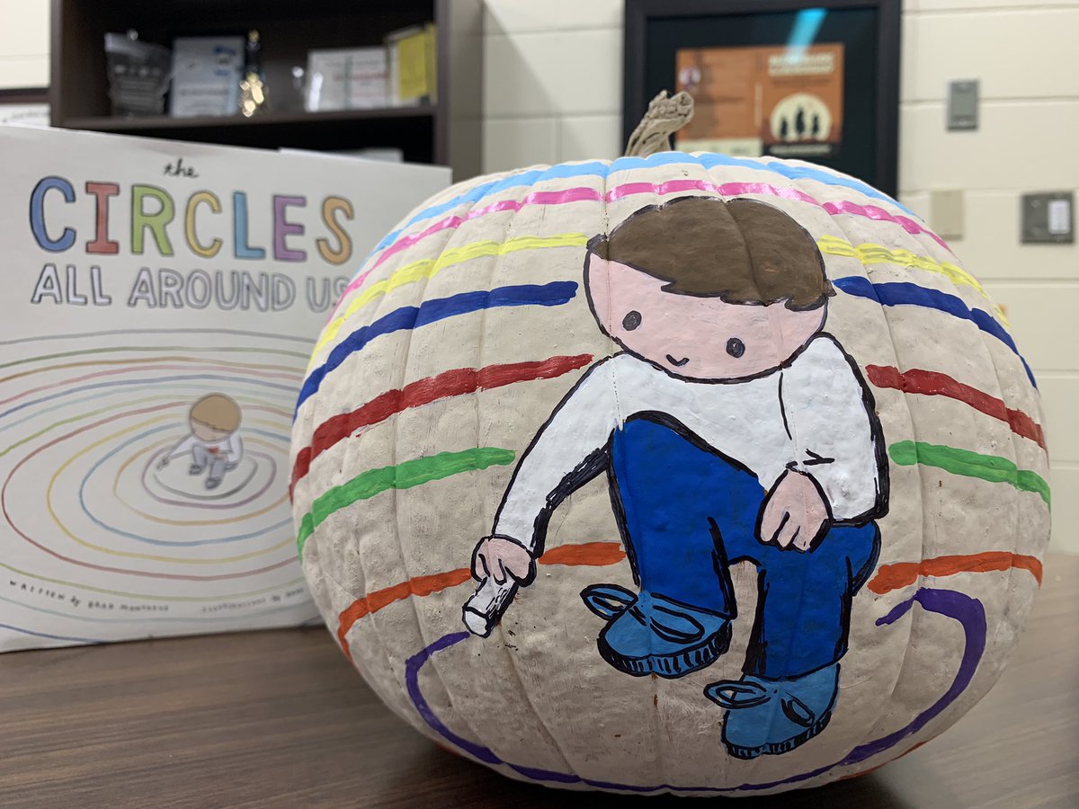 GustafsonBrad's tweet photo. This year’s #LiteracyOLantern featuring a story from @thebradmontague. What are you reading?!! 💗📚🤩

#GWreads #LiteracyLever #GWgreats #ReadThisNow #LiteracyOLanterns https://t.co/hK3VN0TkUc