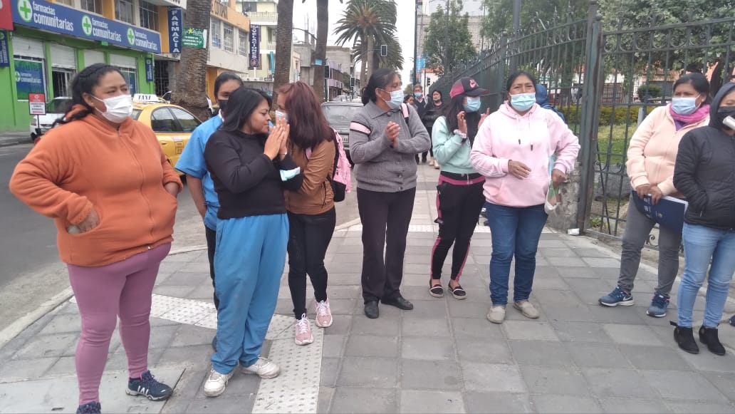 #Latacunga | Cinco meses de deuda mantiene empresa de limpieza con personal que laboraba en el Hospital General. Con plantón exigieron sus sueldos.