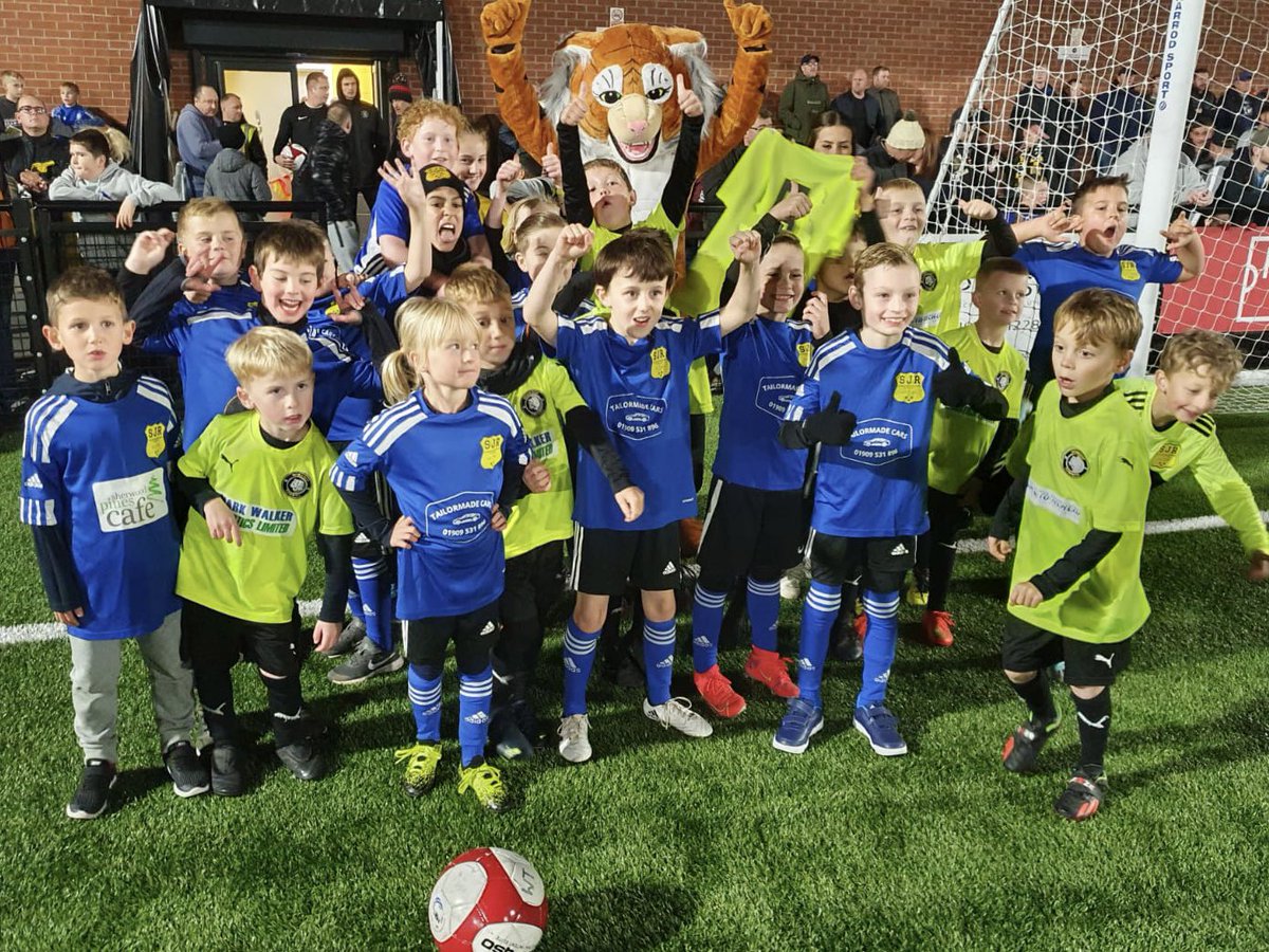 Boys loved being mascots tonight at @StWorksop vs <a href="/worksoptownfc/">Worksop Town FC</a> ⚽️ @RavenClass4 @PeacockClass4 @Y6KestrelClass @KingfisherY6