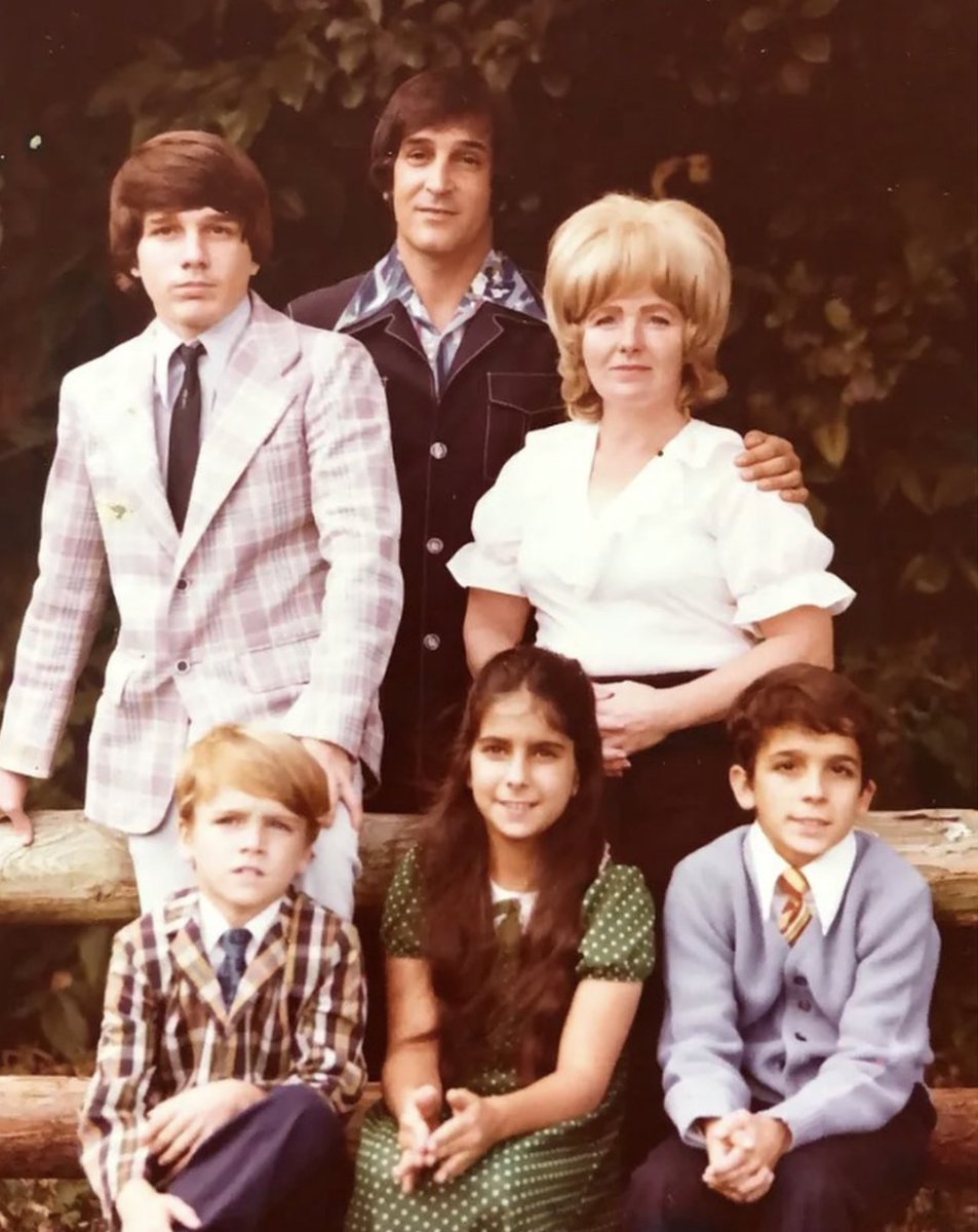 amodeostory's tweet photo. ❤️ CHILDHOOD MEMORIES
📸 THE AMODEO FAMILY
A memorable family portrait accompanied by notable 70's style... https://t.co/UcOK98WPtz