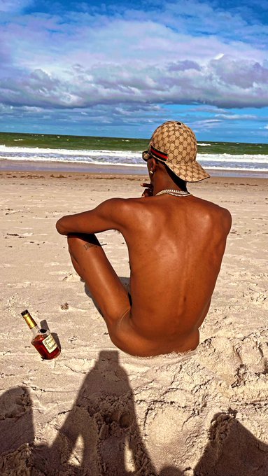 2 pic. Brought my own sand ? https://t.co/Ff6SZMG6gd