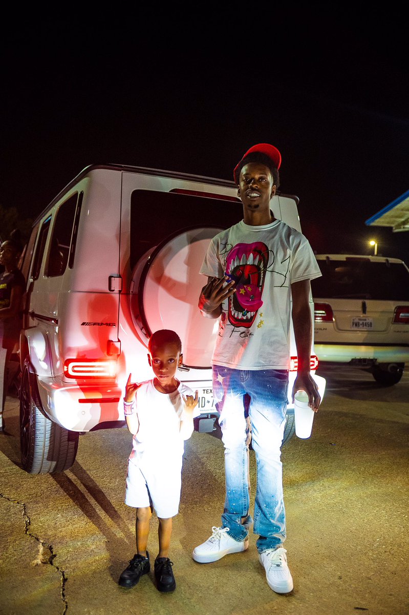TyTDrizzle's tweet photo. I Look Like Ah Dealer From The Way I Put It On🤧 Ft Lil Drizzle🤞🏽❤️
#Gooy🤮 #BigBoyBusiness #ZBG🩸 https://t.co/q9O4IJLpMW