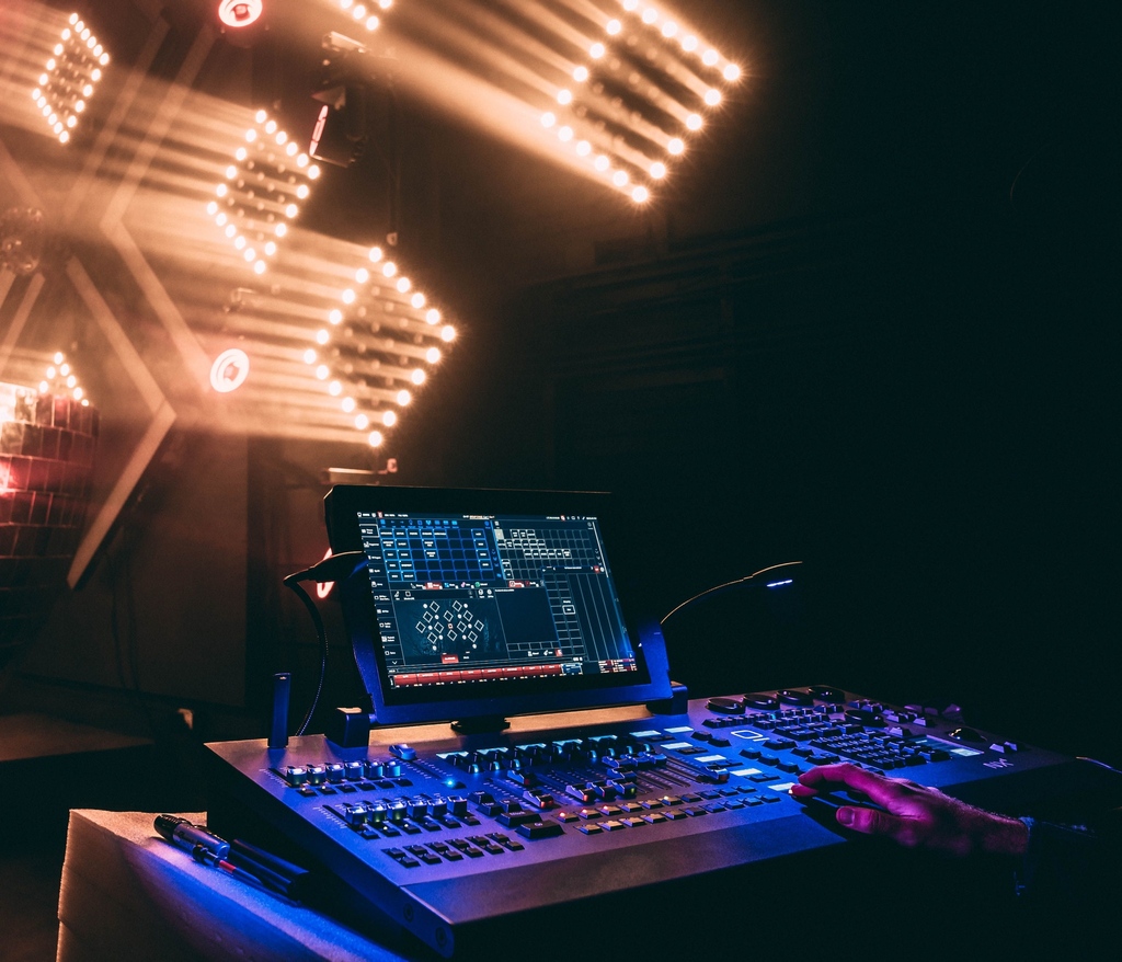 ElationPro's tweet image. NX4 // “This console offers a huge value with its motorized faders, high-spec computer components, ultra-responsive touch screen, powerful DYLOS engine, and easy to learn interface.” - @christianjackson. 

#repost #elationprofessional #obsidiancontrol #productionlife
