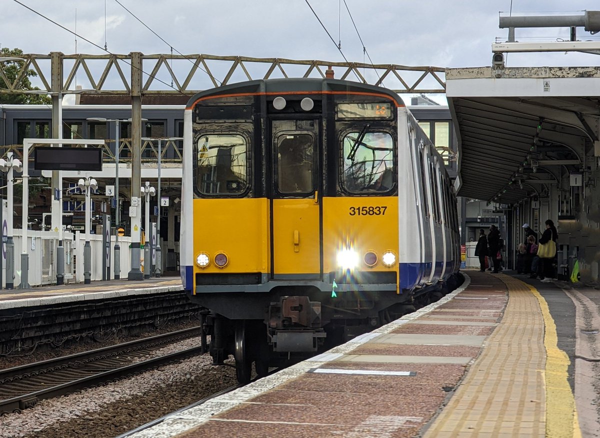 DownOnTheStour's tweet photo. The end is confirmed. Class 315 1980 - 2022 😭

November 26th is the last day of official Class 315 PEP haulage on the GEML.⚡ 

Grab them whilst you can guys 👀

#DispatchersOfTwitter #Railwayphotography #trainphotography #railwaytwitter #class315 #TFLrail #PEP https://t.co/ochgIIFRuY