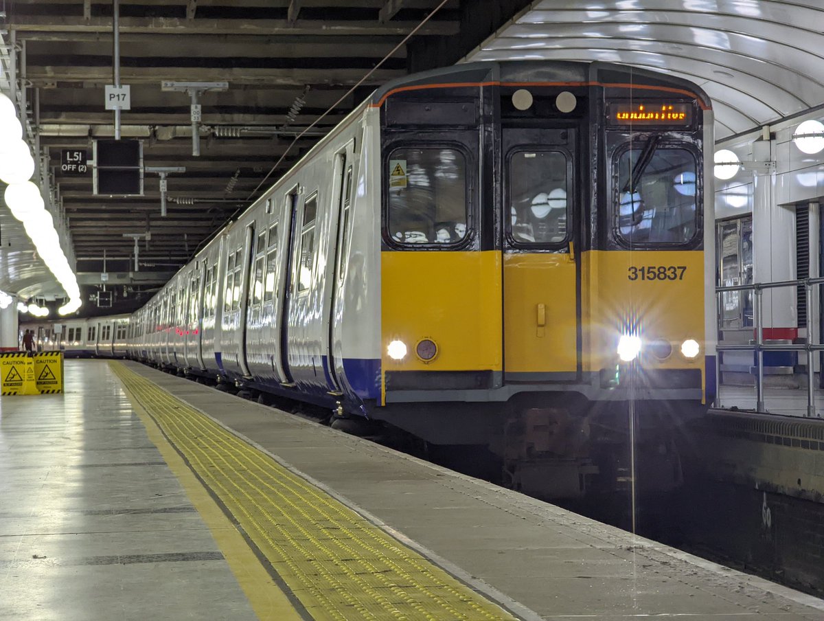 DownOnTheStour's tweet photo. The end is confirmed. Class 315 1980 - 2022 😭

November 26th is the last day of official Class 315 PEP haulage on the GEML.⚡ 

Grab them whilst you can guys 👀

#DispatchersOfTwitter #Railwayphotography #trainphotography #railwaytwitter #class315 #TFLrail #PEP https://t.co/ochgIIFRuY