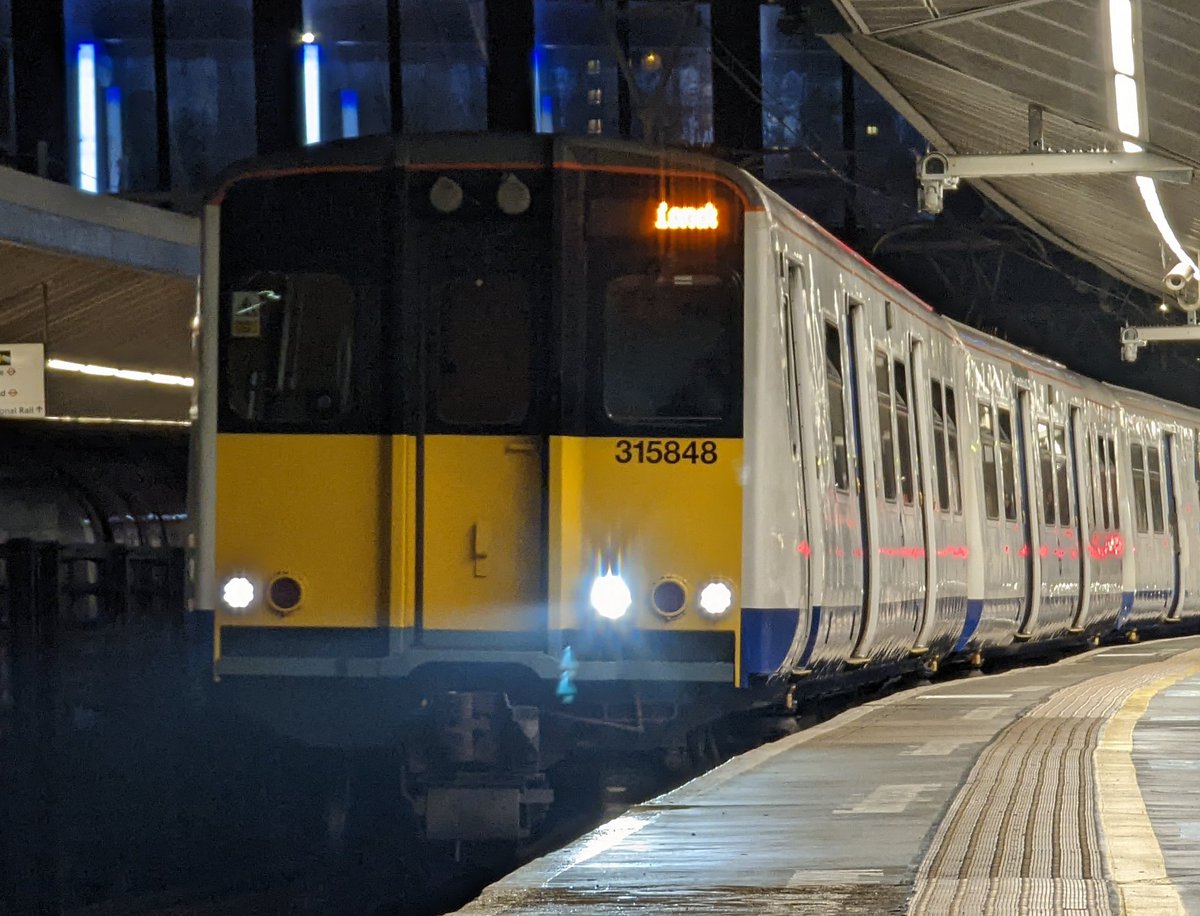 DownOnTheStour's tweet photo. The end is confirmed. Class 315 1980 - 2022 😭

November 26th is the last day of official Class 315 PEP haulage on the GEML.⚡ 

Grab them whilst you can guys 👀

#DispatchersOfTwitter #Railwayphotography #trainphotography #railwaytwitter #class315 #TFLrail #PEP https://t.co/ochgIIFRuY