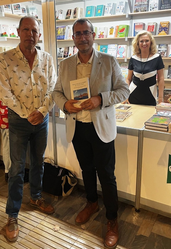 artvmurcia's tweet photo. Pepe Cano, Pte. de Artv Murcia, ha visitado esta tarde la @feriaLibroMurci donde ha coincidido con nuestro compañero Rafael Hortal, y ha adquirido un ejemplar de su última obra que será depositada en la sede de nuestra Asociación. https://t.co/Ju3nlswtJJ