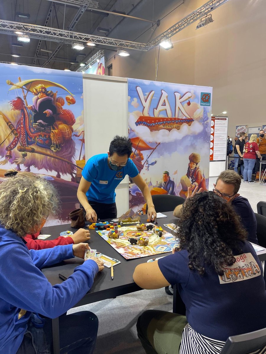 Luudografie's tweet photo. @pottmeeple @SarajVaupunkt @rodnoc42 Meint ihr diesen Typ? Ja, der hat am Plan B Stand das Spiel #YAK vorgestellt und erklärt. 😅😉 https://t.co/r1DApvK9W2