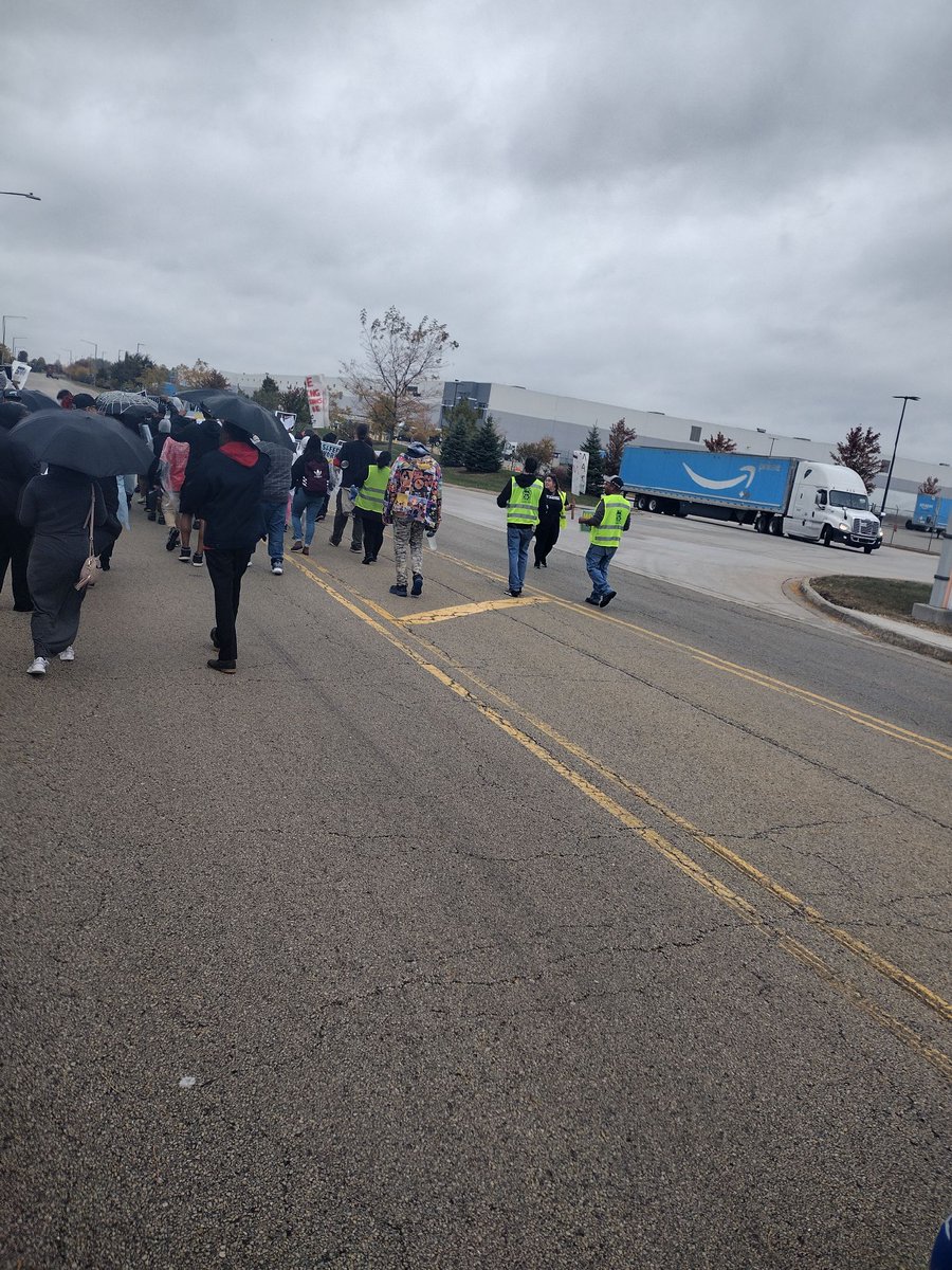 Teamsters's tweet photo. Teamsters stand in solidarity with Amazon workers at #MDW2 in #Joliet who walked out in protest of unsafe working conditions, threats of racial violence, unfair pay, sexual harassment, and constant surveillance.
@WarehouseWorker
#Solidarity #NothingMovesWithoutUs #PrimeWalkout https://t.co/8xyod9Sulf