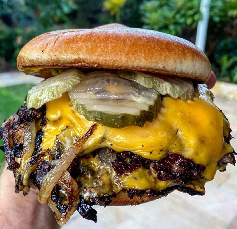sandwichrecipez's tweet photo. Homemade Oklahoma Onion Smashburger (recipe in comment) https://t.co/TNkwTf26iH