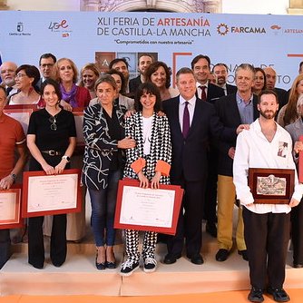 SergioMoraRjs's tweet photo. Nuestra paisana María Lorenzo Camisón, de Alhaja Cerámica, ha sido galardonada con el Premio Regional de Artesanía 2022. Una joven ceramista con una inmensa creatividad que tiene un presente y futuro brillante. ¡Felicidades María! https://t.co/nFbqaBuqVw