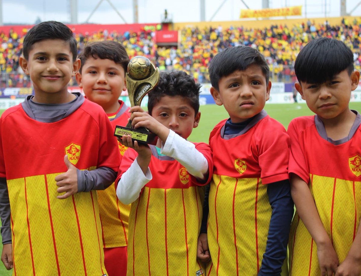 FormativasSDA's tweet photo. El sueño que con trabajo se puede convertir en realidad. 💯😊
Nuestros chicos de Escuelas Formativas recibieron el homenaje de la hinchada de Papá, tras su gran participación en el Torneo Chiquitos.
#Aucas2022 #FormativasSDA💛❤️ https://t.co/NSEmdHfqTB