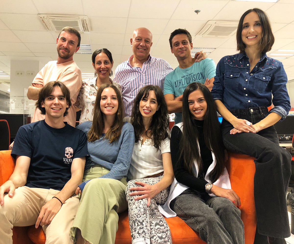 JuliaVarela__'s tweet photo. Los de la radio de noche trabajando en festivo💪🏻 #12Octubre En directo con este equipazo y: @CGHIRSCHFELD @EuprepioPadula @Manel_Loureiro @SilviaSangar @CeliadeMolina @Carlota_Pereda #AlfonsoLevy @MitologiaCelta @leonbonvivant77 @juanjordanmusic EA! Nadie duerme en @GD_RNE https://t.co/9fPjykalFI