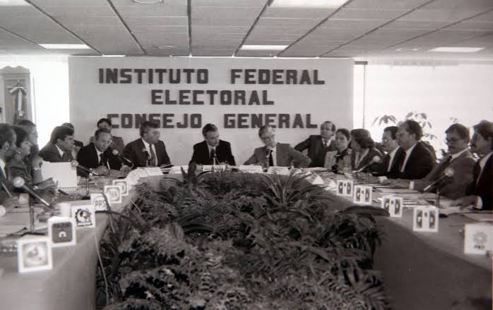 alexavantej's tweet photo. Hoy cumple 32 años el IFE ahora @INEMexico.  Quienes votaron por primera vez en 1990, hoy tienen 50 años. 😮
Su historia está llena de esfuerzo de miles de personas que le han dedicado la vida y sus logros son el patrimonio democrático electoral que debemos cuidar. 🗳#enhorabuena https://t.co/0gSvhnHrhh