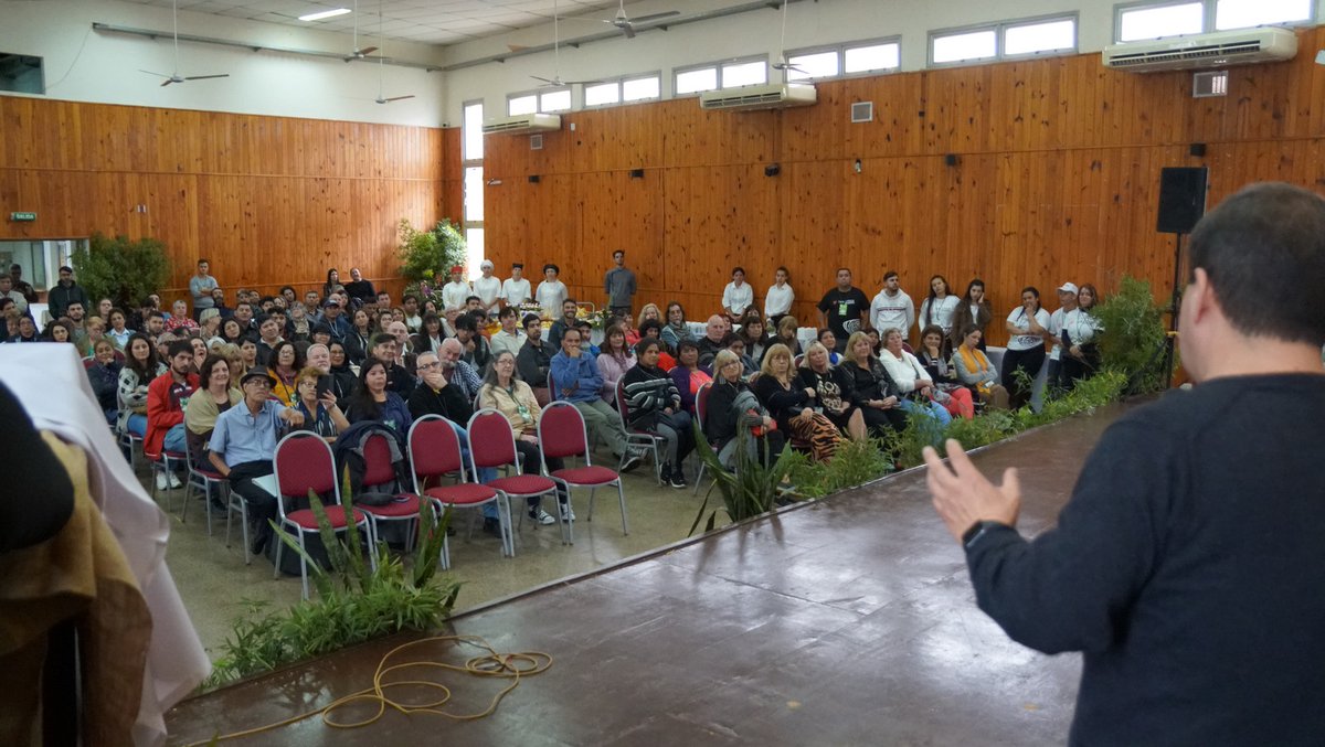 FAMisioneras's tweet photo. Con muchísima emoción, recorriendo la historia de estos 10 años de la Feria de Artesanías del Mercosur, recordando a nuestros queridos artesanos que ya no nos acompañan en este plano y compartiendo un lunch; realizamos el cierre oficial de la décima edición de nuestra feria. https://t.co/q2GY9Snell