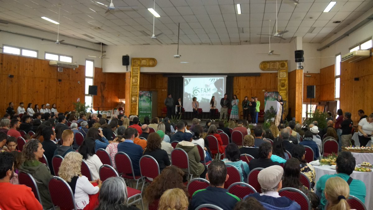 FAMisioneras's tweet photo. Con muchísima emoción, recorriendo la historia de estos 10 años de la Feria de Artesanías del Mercosur, recordando a nuestros queridos artesanos que ya no nos acompañan en este plano y compartiendo un lunch; realizamos el cierre oficial de la décima edición de nuestra feria. https://t.co/q2GY9Snell