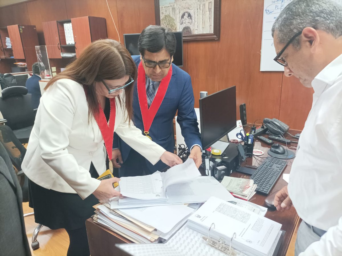 FiscaliaPeru's tweet image. 🚨#Urgente:
La fiscal de la Nación, Patricia Benavides, presentó la  denuncia constitucional contra el presidente de la República, Pedro Castillo, mediante un escrito ingresado esta tarde a la mesa de partes del Congreso de la República.